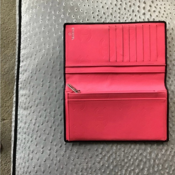 CHANEL ♦️♦️♦️FLASH SALE♦️♦️Black and White Quilted Wallet - Picture 3 of 7